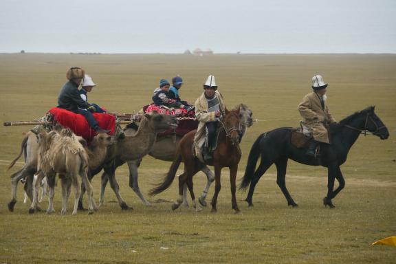 Voyage et caravane Kirghize lors d'une fête