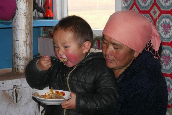 Voyage d'aventure et plat traditionel "Plov" au Kirghizistan