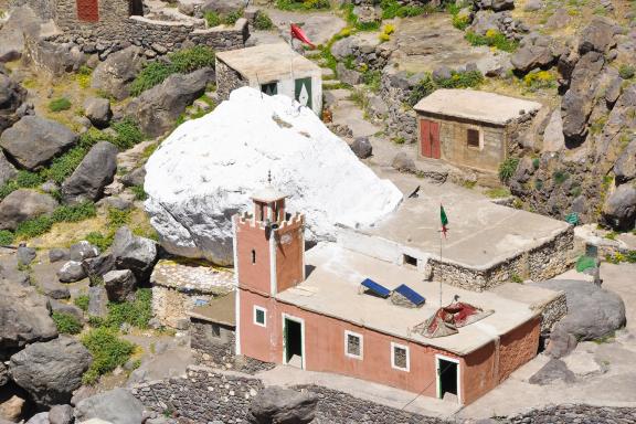 Trek près d'une mosquée dans l'Atlas