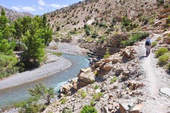 Trekking le long du cours d'un fleuve dans l'Atlas marocain