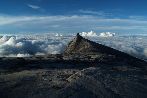 Trek vers le sommet du Mont Kinabalu au-dessus de la mer de nuages dans l'état de Sabah