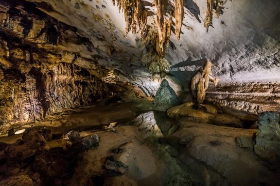 Découverte de l'intérieur d'une grotte dans le parc de Mulu au Sarawak oriental