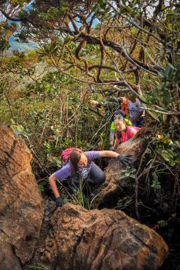 Trek à travers la jungle rocheuse du Mont Tambuyukon