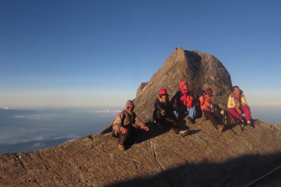 Trekking puis pause au sommet du Mont Kinabalu dans l'état de Sbah