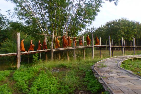 Trek vers une file de moines sur pont de bambou dans la région de Mae Hong Son