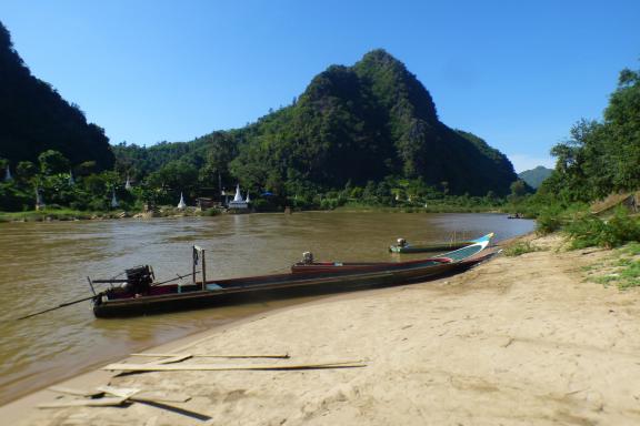 Trekking vers le bord de la rivière Moei face à la Birmanie près de Tha Song Yang