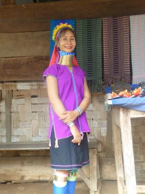 Échanges avec une femme du peuple kayan dans le village de Huay Pu Keng