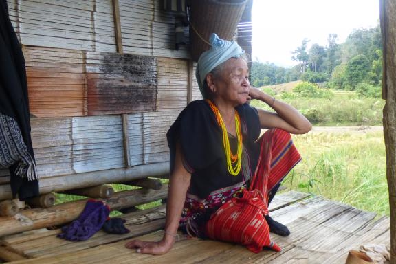 Trekking vers une femme karen dans un village montagnard de la région de Soppong