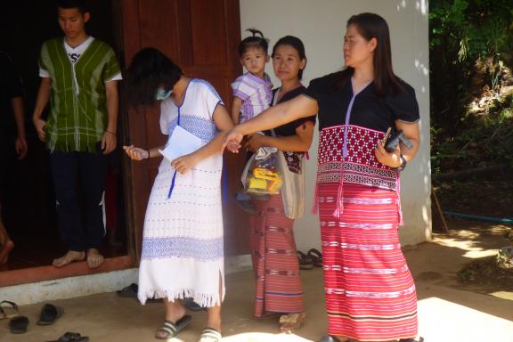 Trek vers des villageois karen se rendant vers une église de la région de Mae Hong Son