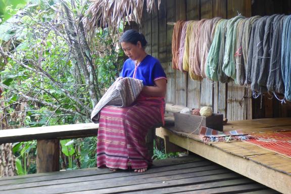 Rencontre avec une femme karen qui brode dans le village de Tong Kor