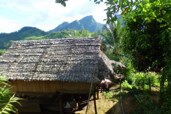 Traversée d'un village karen près de la frontière birmane dans la région de Tha Song Yang