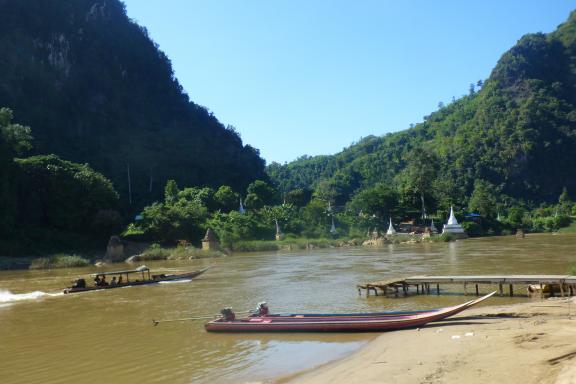 Navigation sur la rivière Moei face à la Birmanie dans la région de Tha Song Yang
