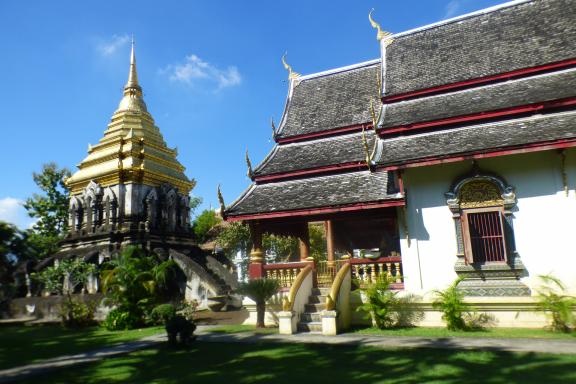 Randonnée vers un temple bouddhiste de style Lanna dans le centre de Chiang Mai