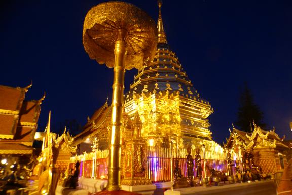Cérémonie nocturne au temple bouddhiste de Doi Suthep non loin de Chiang Mai