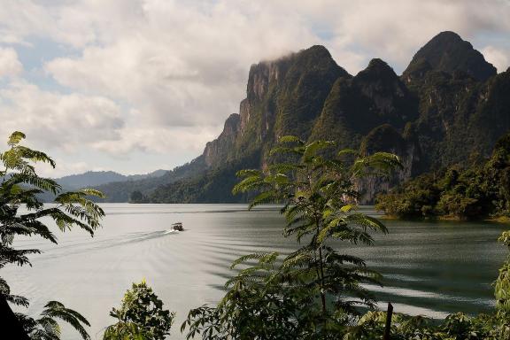 Navigation sur le lac du parc de Khao Sok au sud de la Thaïlande