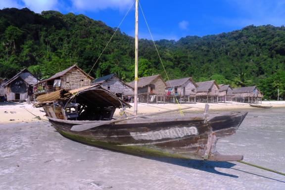 Voyage vers un bateau-maison du peuple moken dans les îles Surin