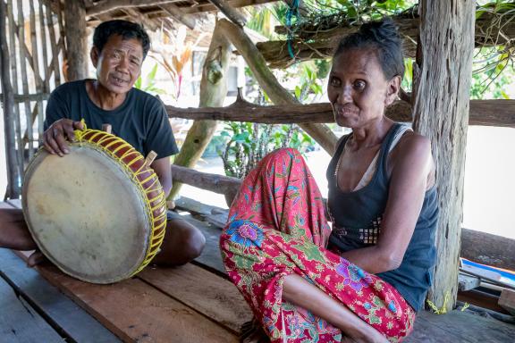 Rencontre avec un couple moken dans les îles Surin dans la Mer d'Andaman