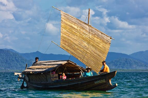 Navigation sur un bateau-maison du peuple moken dans les îles Surin