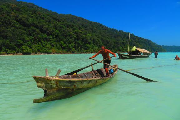 Voyage avec une barque traditionnelle des Moken dans les îles Surin