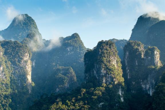 Trekking à travers les montagnes karstiques du prac de Khao Sok au sud de la Thaïlande