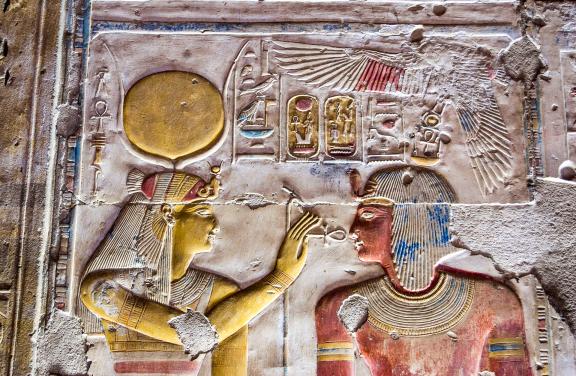 Découverte d'un bas-relief avec la déesse Hathor et le Pharaon Seti dans le temmple d'Abydos