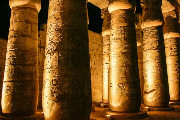 Contemplation des colonnes du temple à Louxor