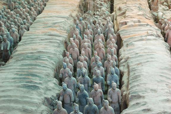 Voyage vers l'armée enterrée de soldats de terre cuite près de la ville de Xian