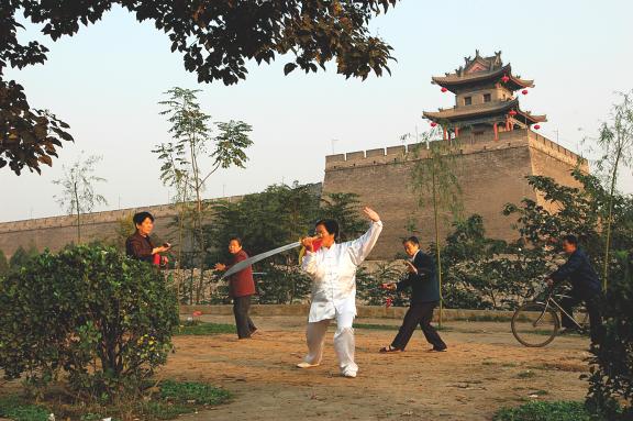 Rencontre avec des chinois faisant du Tai Chi dans un parc au pied de la muraille d'enceinte de Xian