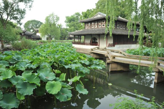 Randonnée à travers un jardin chinois à Suzhou dans la province de Jiangsu