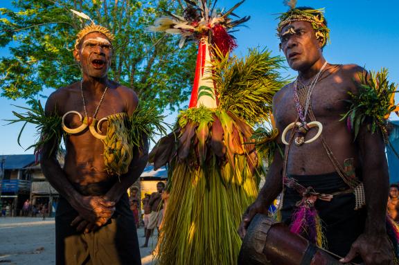 Voyage vers une cérémonie d'initiation sur l'île de Kapo au large de la Nouvelle-Bretagne