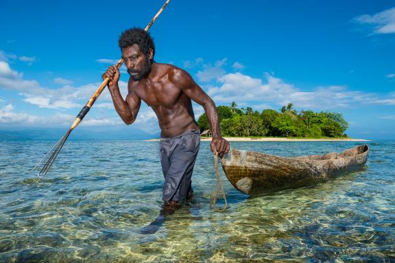 Rencontre d'un pêcheur sur l'île de Kapo au large de la Nouvelle-Bretagne