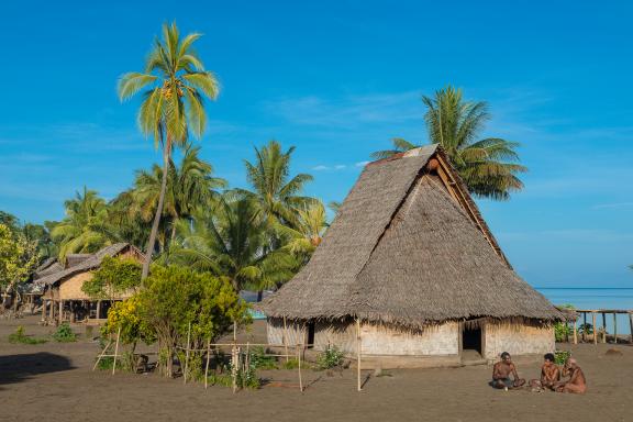 Randonnée vers une maison des hommes dans un village insulaire au large de la Nouvelle-Bretagne