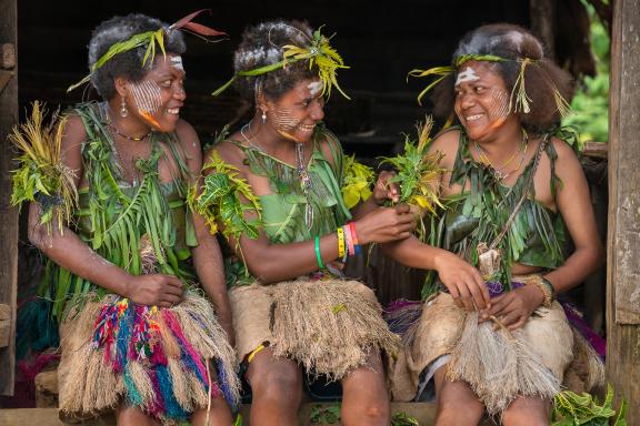 Rencontre de danseuses parées pour une cérémonie sur une île au large de la Nouvelle-Bretagne