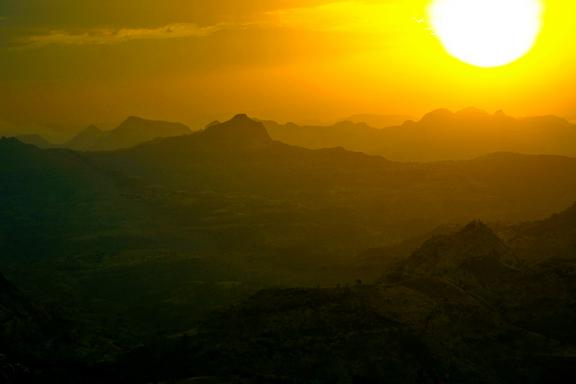 Contemplation de crépuscule dans les massifs nord de l'Éthiopie
