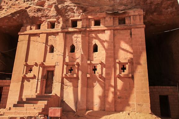 Découverte de la façade de l'église Bete Abba Libanos à Lalibela