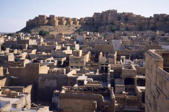 Trekking vers la cité ancienne de Jaisalmer en bordure du désert du Thar