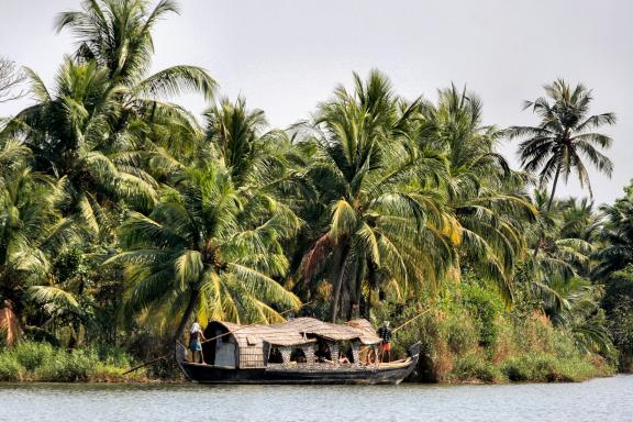 Navigation vers un maison-bateau dans les canaux du sud Kerala