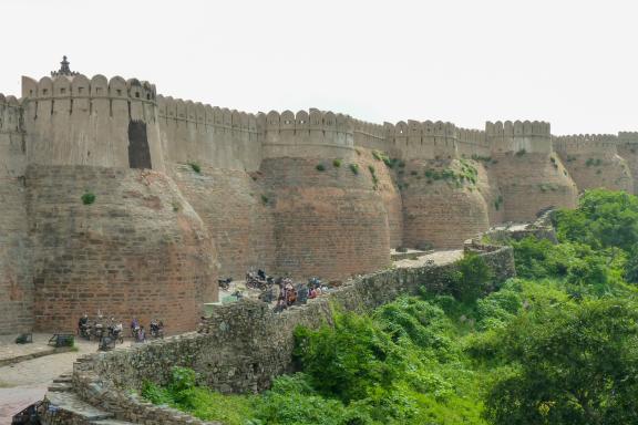 Randonnée vers la forteresse de Kumbhalgarh dans les monts Aravalli