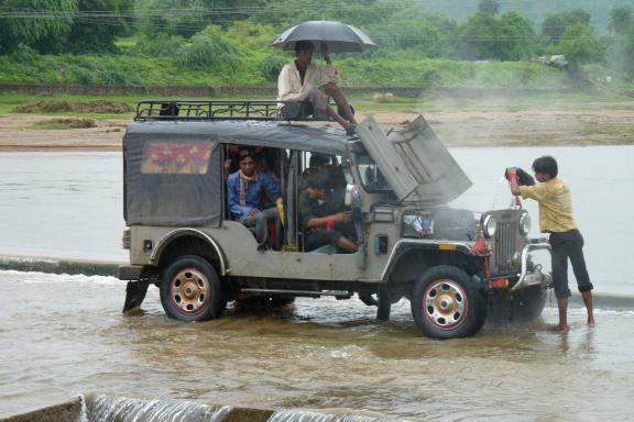 Traversée à gué à côté d'une jeep en panne sous la pluie au Madhya Pradesh