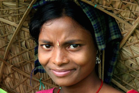 Trekking avec une femme gond vers un village du Madhya Pradesh