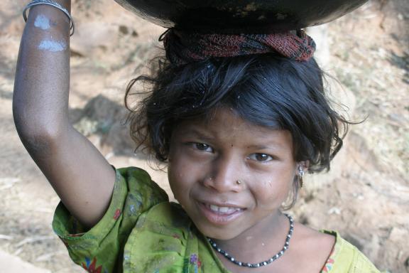 Rencontre avec une fillette du peuple gond au Madhya Pradesh