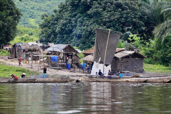 Village sur le fleuve Congo en RD Congo
