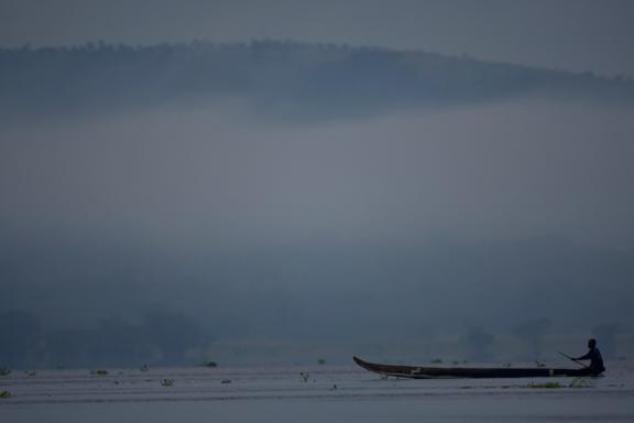 Pirogue dans la brume matinale sur le fleve Congo en RD Congo