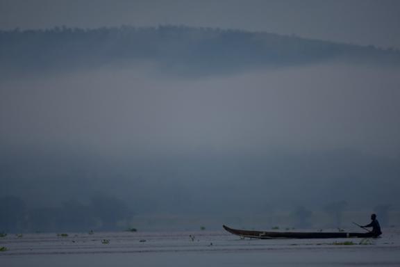Pirogue dans la brume matinale sur le fleve Congo en RD Congo