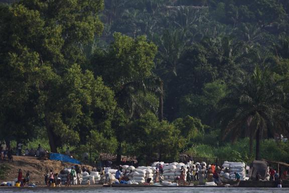 Transport de marchandise sur le fleuve Congo