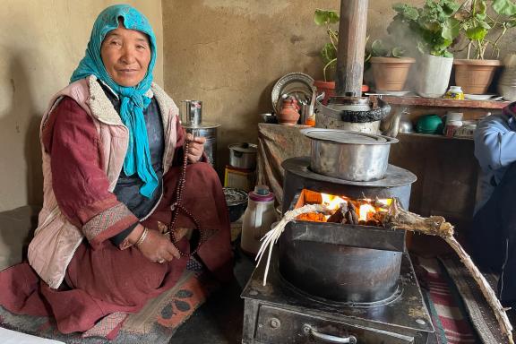 Dans une cuisine dans les montagnes du Ladakh