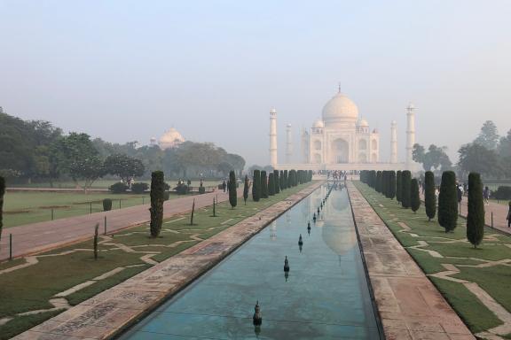 taj Mahal dans la brume du matin