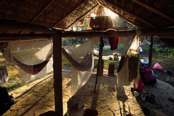 Hamacs au bivouac sur le Maroni au lever du soleil