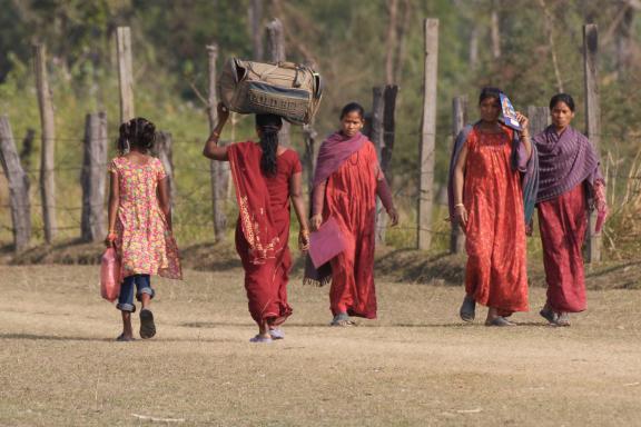Femmes en marche dans le Téraï au Népal