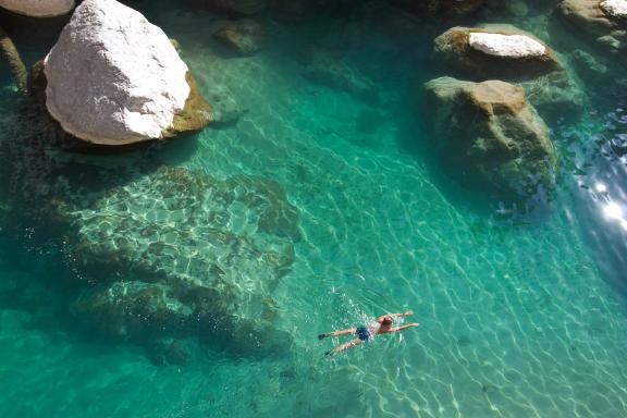 Nage dans les eaux de Wahid Bani